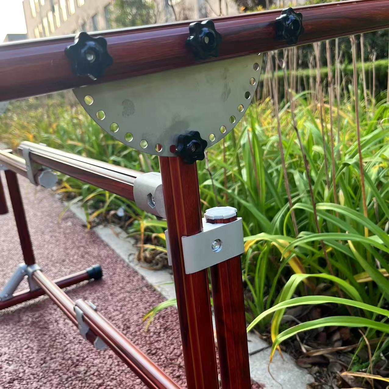 2-in-1 Aluminium Cross Stitch Frame Stand for Bed & Table – Adjustable Height 25–55cm / 9.84–21.65 inches, Width 42–80cm / 16.54–31.50 inches, 180° Rotating Scissors Holder