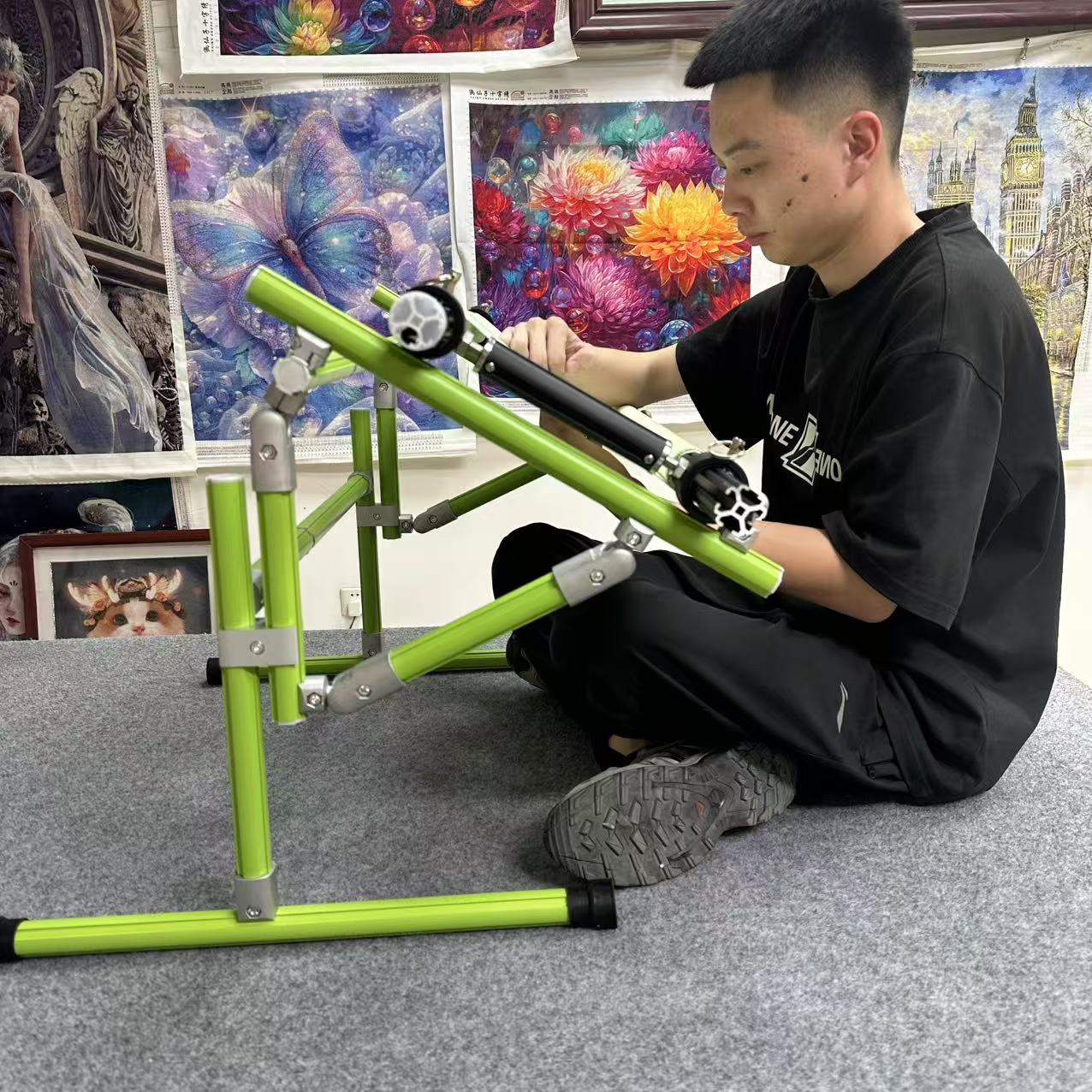 【Third Generation】Bed Embroidery Frame Stand for Cross Stitch, Adjustable 25-60cm (9.84-23.62 inches) Height, 70-50cm(27.56-19.69 inches) Base, Aluminum Alloy, Tiltable & Width Adjustable, Bed & Table Use, Strong Load Capacity