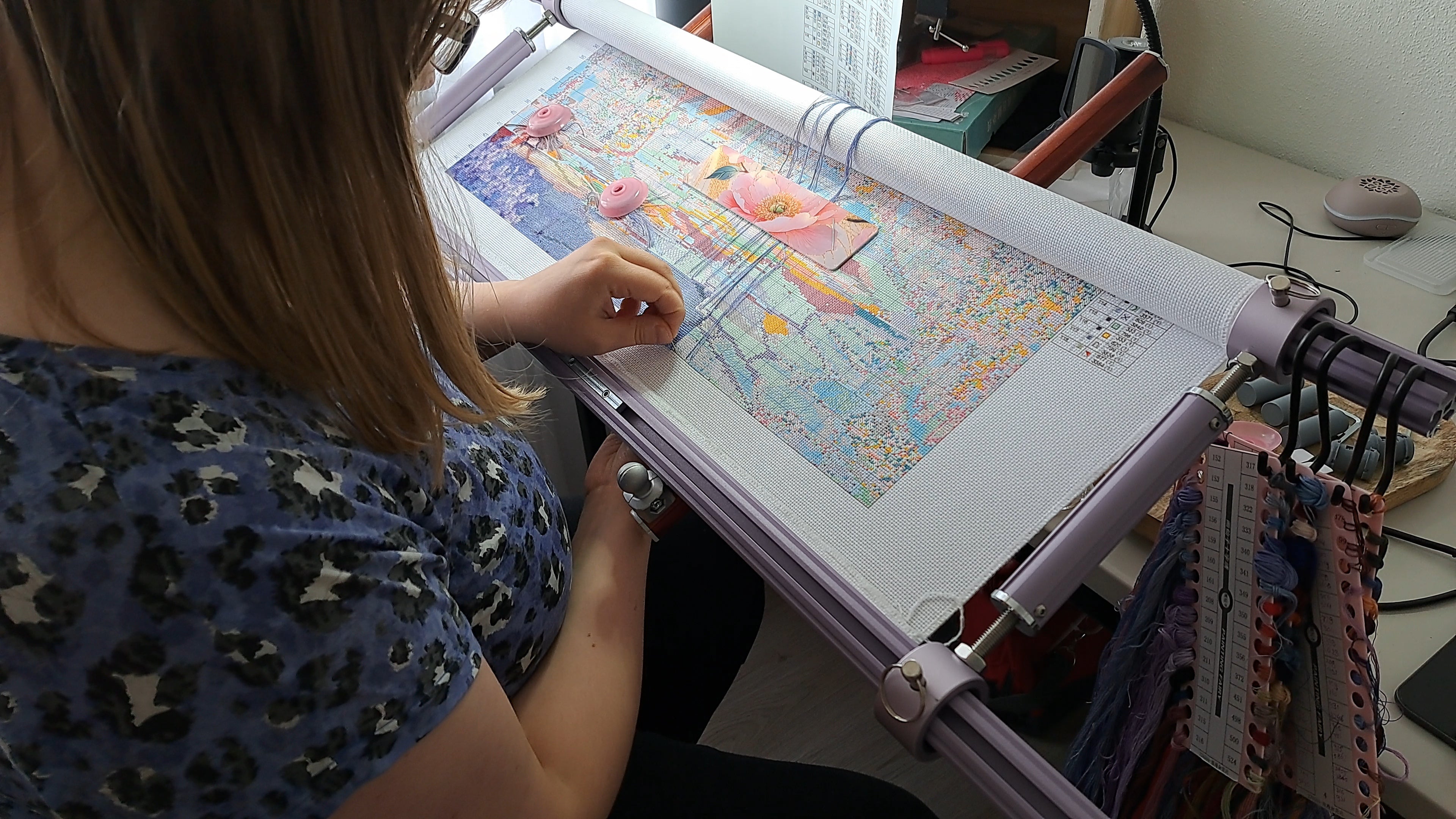 Scroll Frame with Adjustable Width | Extendable Scroll Frame] Adjustable Aluminium Alloy Scroll Frame for Cross Stitch | Extra Thick, Extendable Embroidery Frame with Adjustable Width and Length