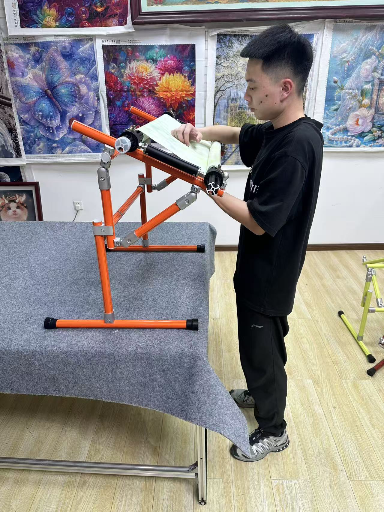 【Third Generation】Bed Embroidery Frame Stand for Cross Stitch, Adjustable 25-60cm (9.84-23.62 inches) Height, 70-50cm(27.56-19.69 inches) Base, Aluminum Alloy, Tiltable & Width Adjustable, Bed & Table Use, Strong Load Capacity